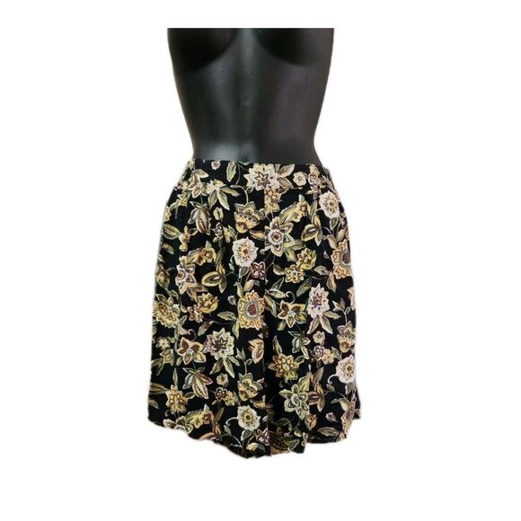 Fundamental Things Petite Shorts Black With Floral. 24/26 Inch Stretchy Waist - Picture 7 of 11